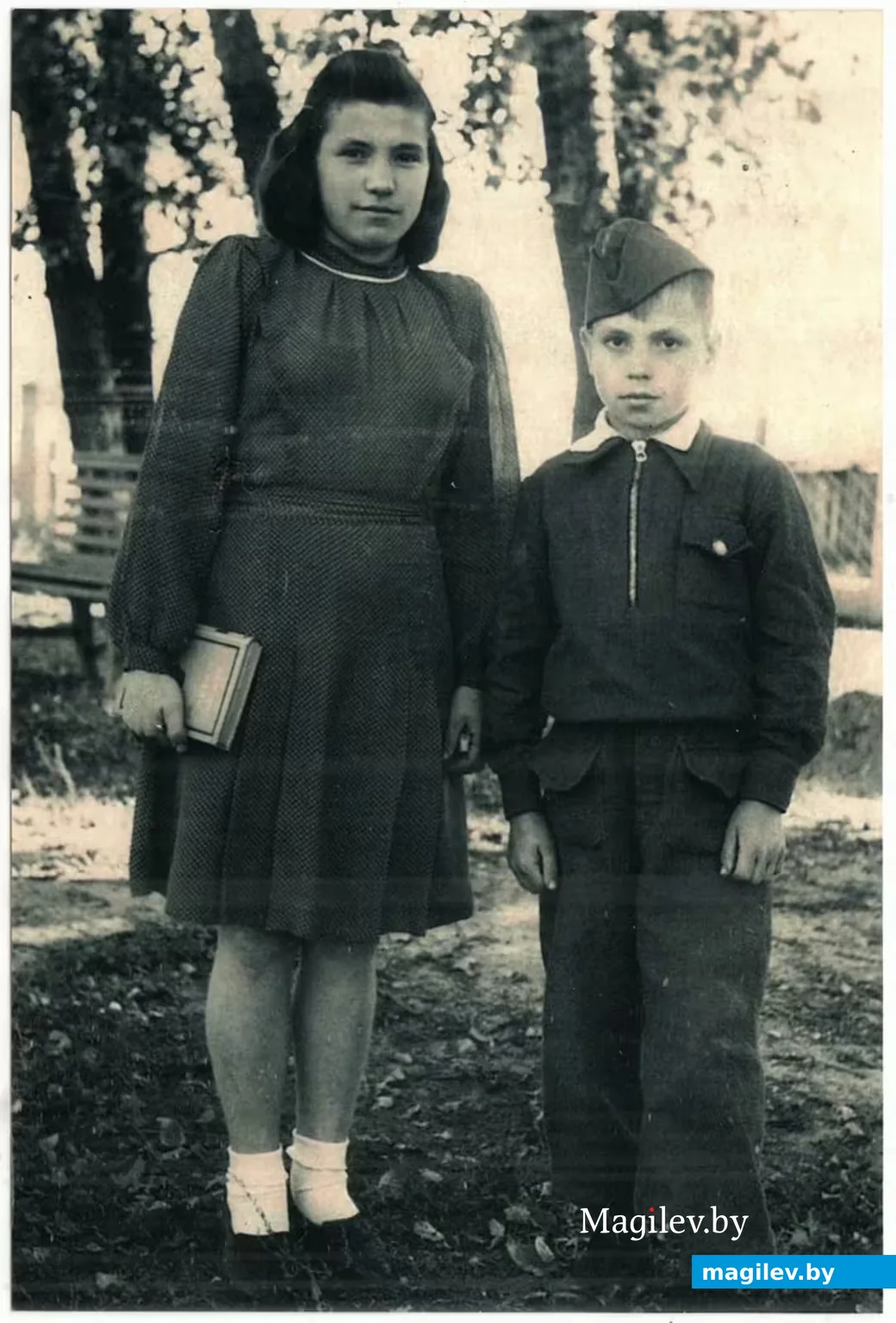  Александр (Семён) Абрамов с сестрой Анной, сентябрь 1949 года