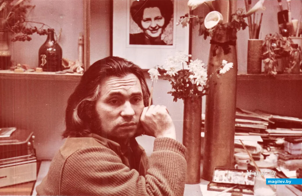 1981 год, Семён Абрамов в мастерской с фотографией жены