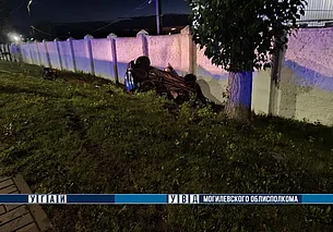 Автомобиль врезался в световую опору и опрокинулся на Витебском проспекте в Могилеве