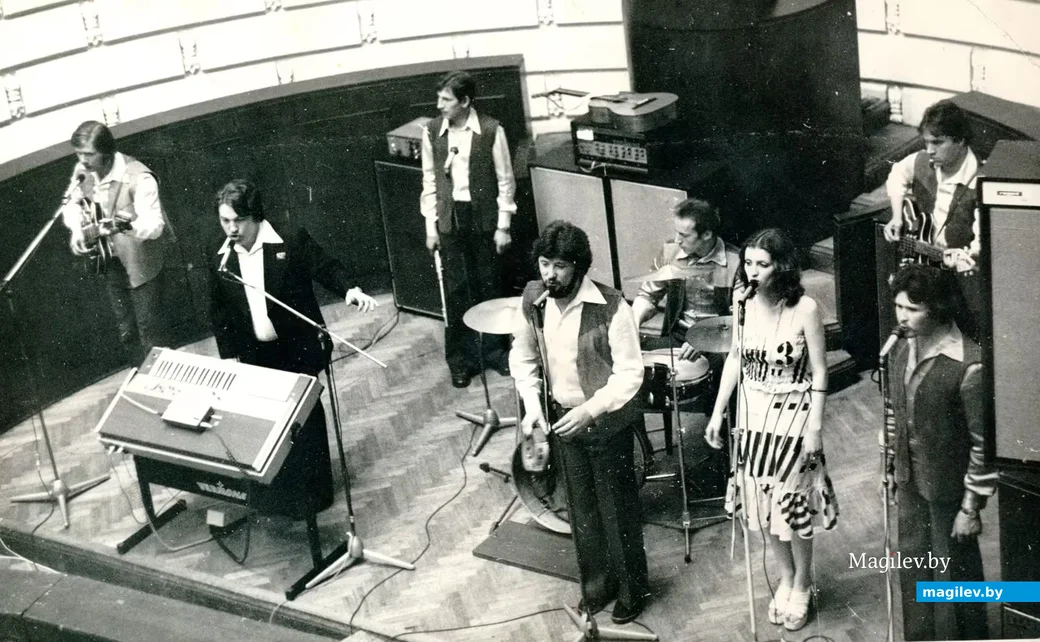 1970-е годы, Могилев. ВИА «Романтики». Врайний слева – Виктор Поздняков.
