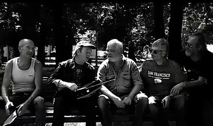 2016-й год, Могилев. На лавочках возле кинотеатра «Чырвоная Зорка».