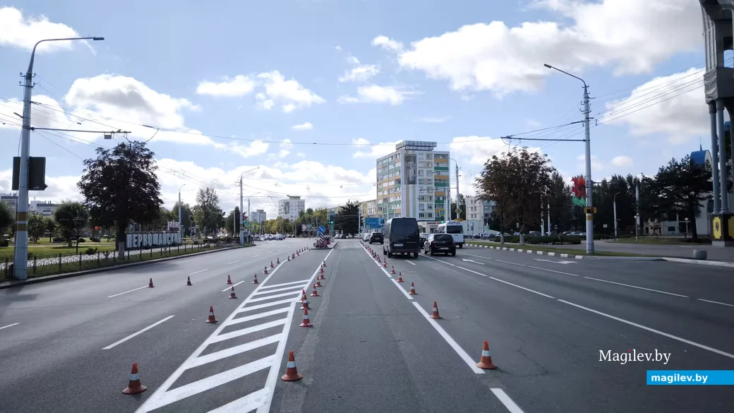 24.08.2026. Бобруйск. Обновление разметки на перекрестке Минской улицы и Георгиевского проспекта.