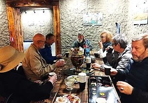 В могилевском «Арт-ЦуМе» на Дубровенке Борщ угощал друзей чаем