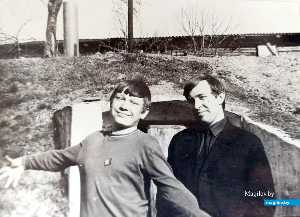 1970-е. Братья Надежды Антоновны, Павел и Виктор, у подножия вала глусского замка и у себя во