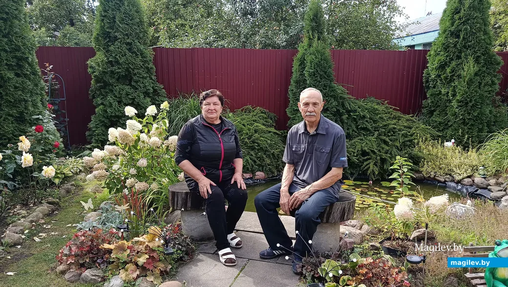21.08.2026 г. Владимир Алексеевич и Надежда Антоновна Зинкевичи, хозяева домика на валу, у пруда с