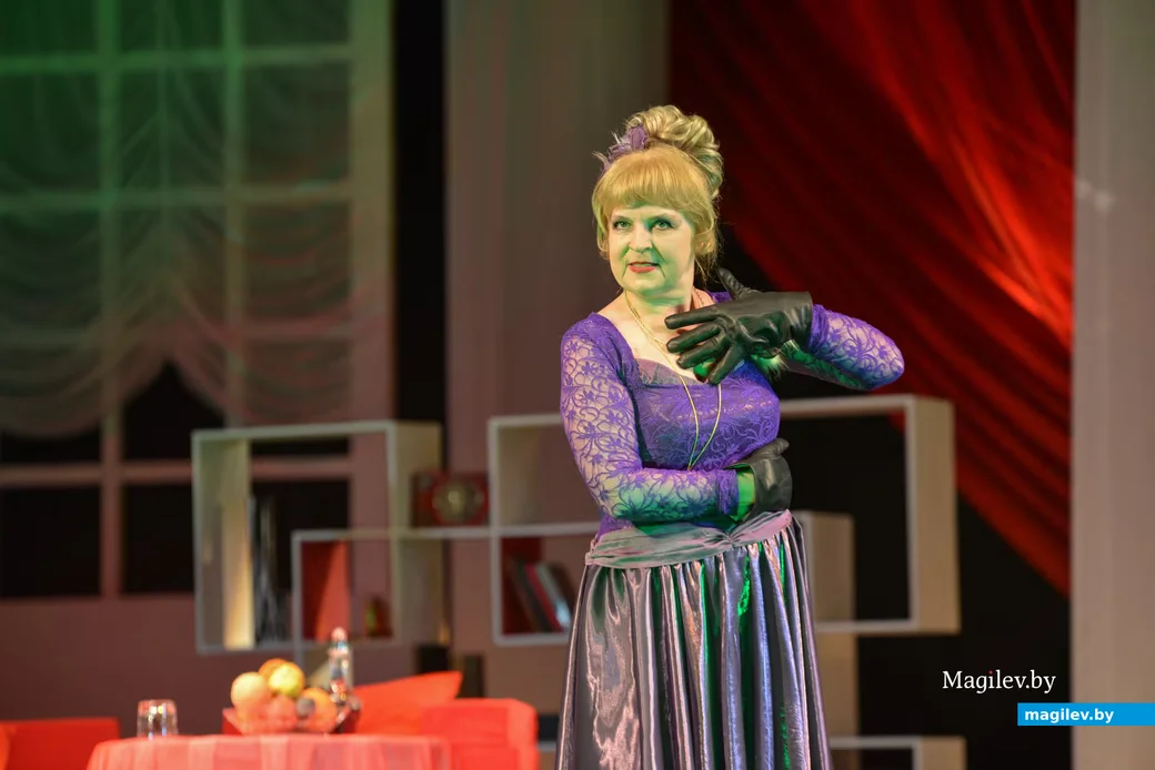 Алла Грахова в спектакле «Дом, где всё кувырком», 2014
