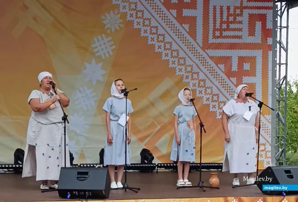 22.08.2026 г. Сям'я Мікуліч спявае песню "Ой, чыё та поле".