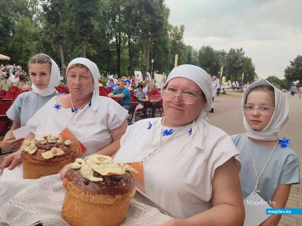 22.08.2026 г. Сям'я Мікуліч - удзельнікі фестывалю сямейнай творчасці "Сузор'е талентаў". Злева