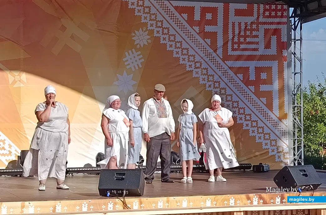 22.08.2026 г. Сям'я Мікуліч - пераможцы фестывалю сямейнай творчасці "Сузор'е талентаў". Спяваюць