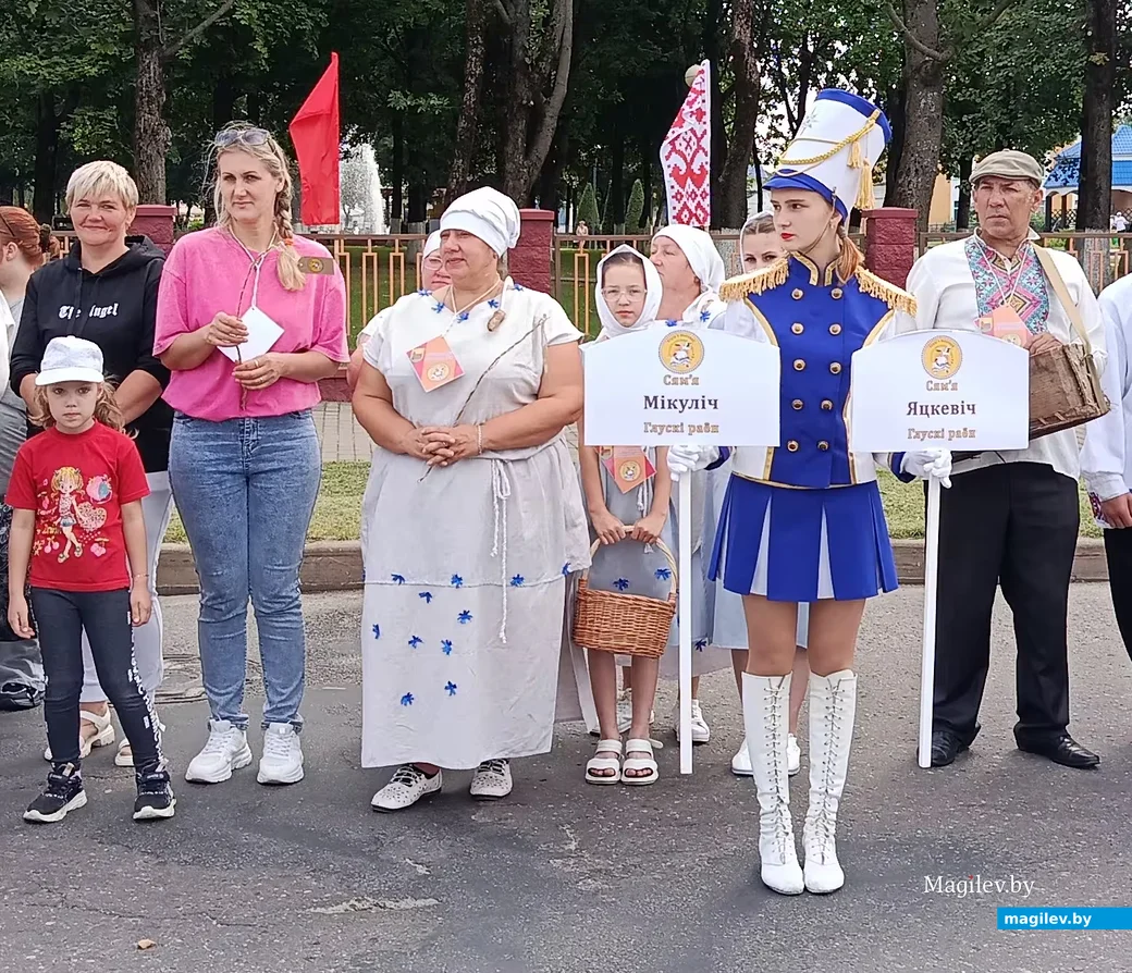 22.08.2026 г. Глуск. Сям'я Мікуліч на ўрачыстым шэсці ўдзельнікаў фестывалю.