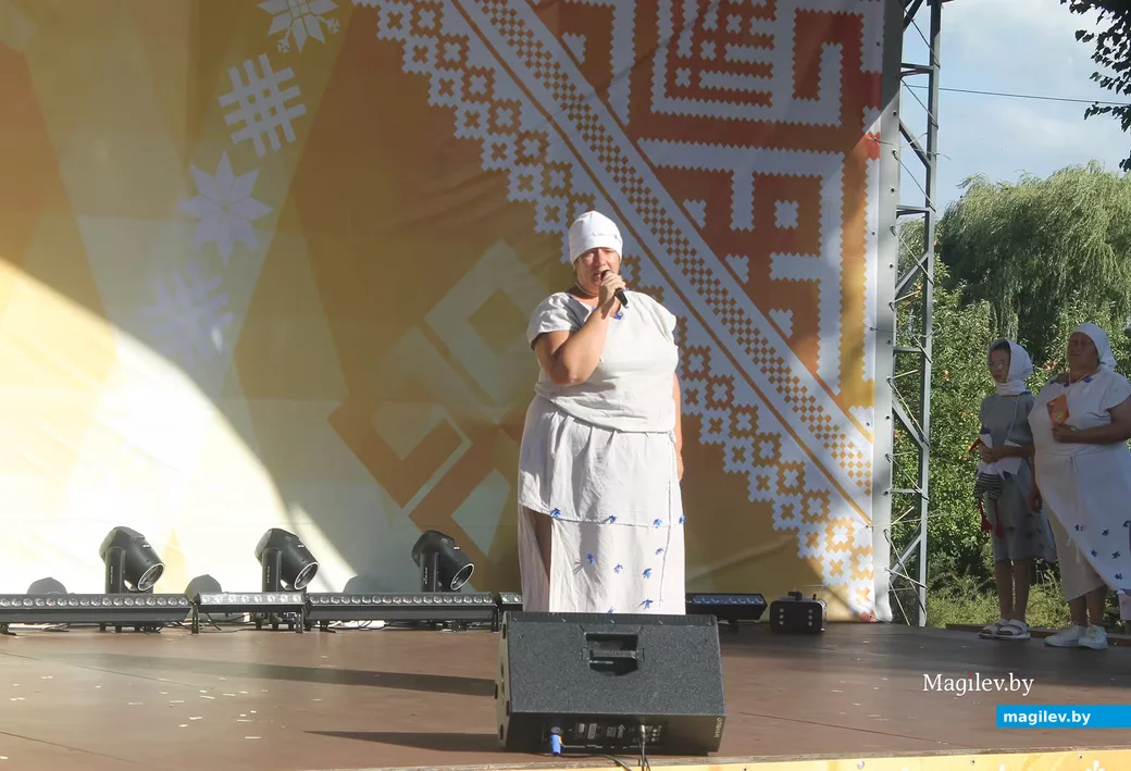 22.08.2026 г. Алена Мікуліч на сцэне фестывалю сямейнай творчасці "Сузор'е талентаў".