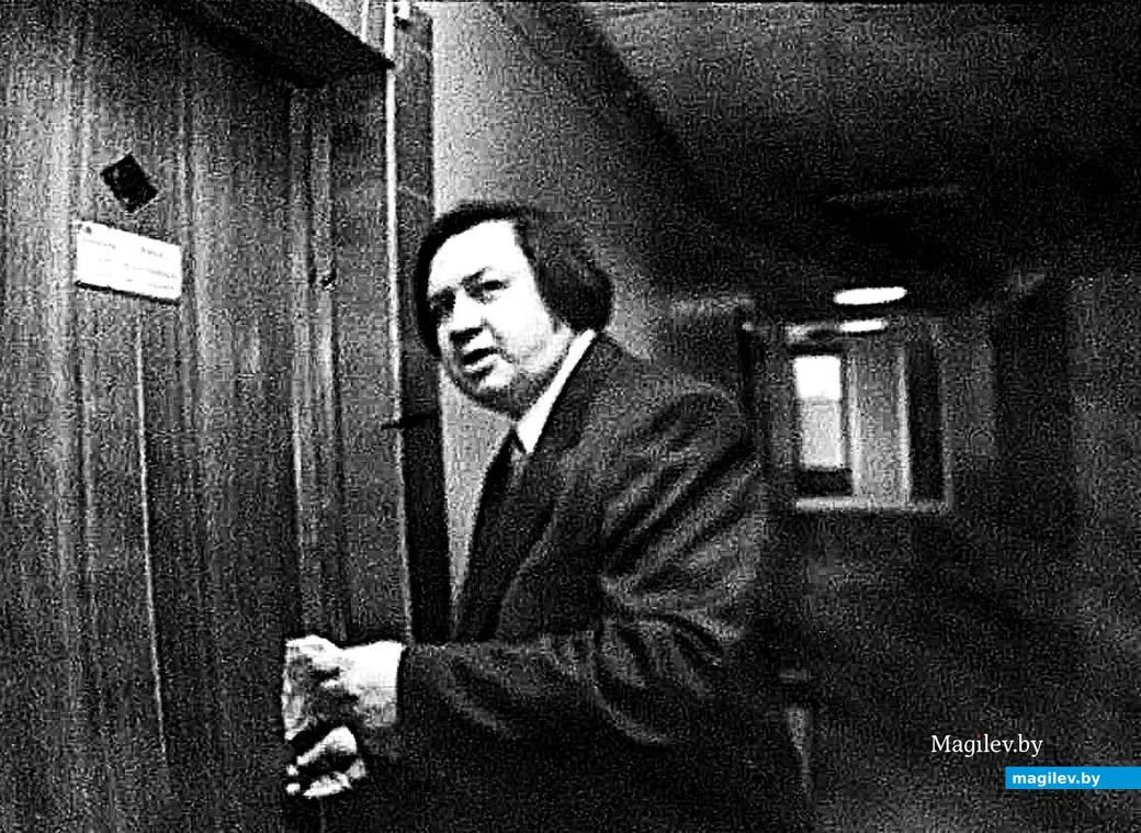  1990-е годы. Александр Терехов у двери своего рабочего кабинета.