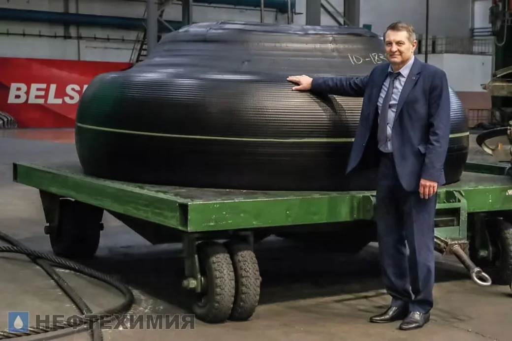 Олег Быстрик с продукцией СКГШ "Белшины"