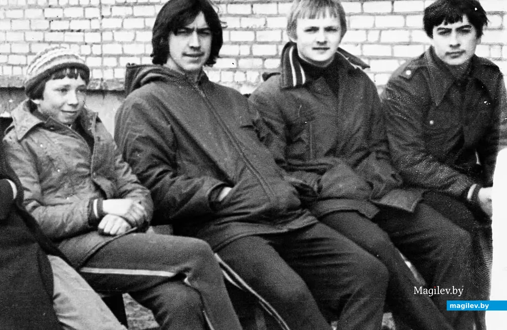1980-е годы. Вова Федорцов (второй слева) с друзьями.