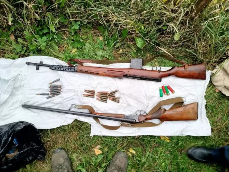 Подпольный склад взрывчатки и боевого оружия. Фото: Госинспекция охраны животного и