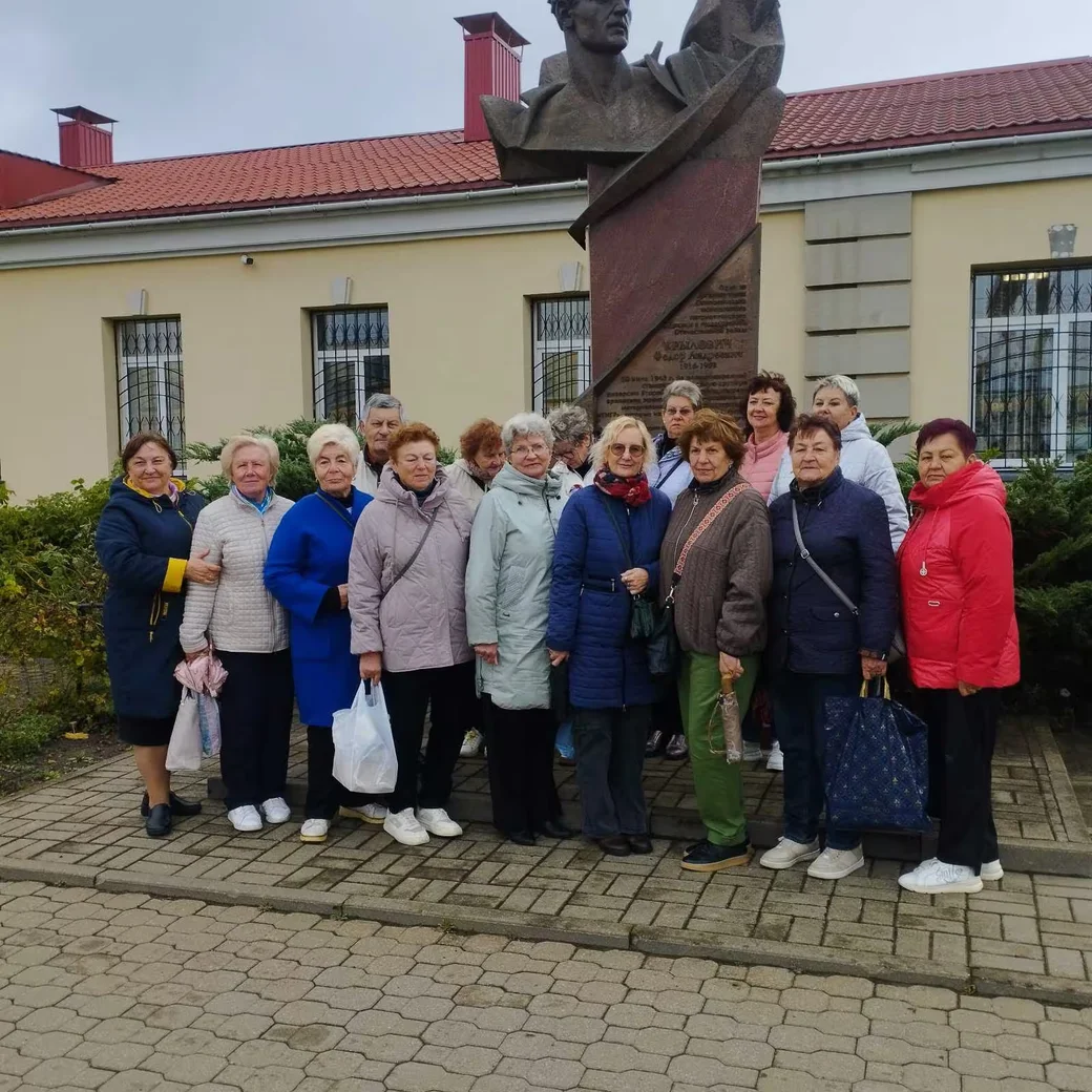 Наталия Геннадьевна Лемешко (первая слева) с ветеранами Беларусбанка на экскурсии в