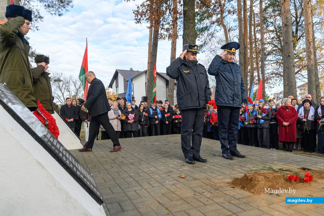 29.10.2026. Братская могила, Полевая улица, Калинино, Сычковский сельский Совет, Бобруйский район,