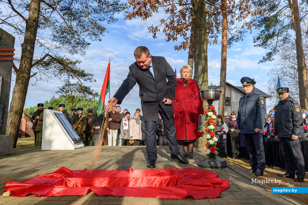 29.10.2026. Братская могила, Полевая улица, Калинино, Сычковский сельский Совет, Бобруйский район,