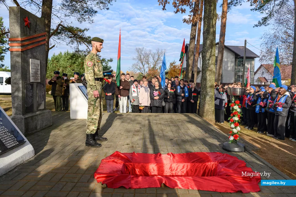 29.10.2026. Братская могила, Полевая улица, Калинино, Сычковский сельский Совет, Бобруйский район,