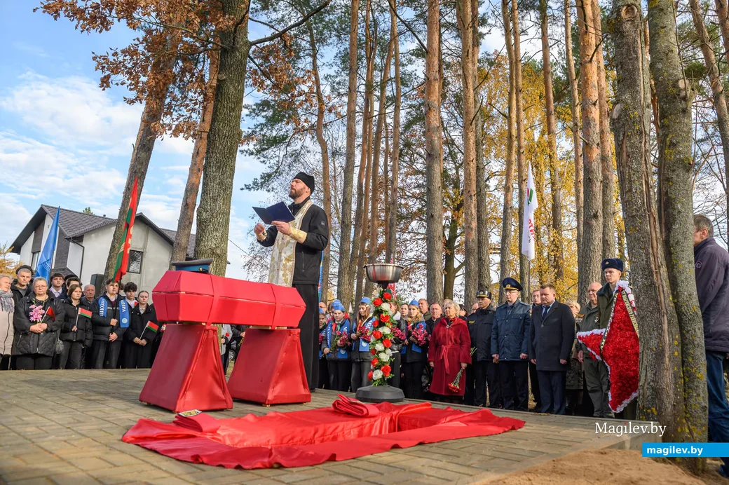 9.10.2026. Братская могила, Полевая улица, Калинино, Сычковский сельский Совет, Бобруйский район,