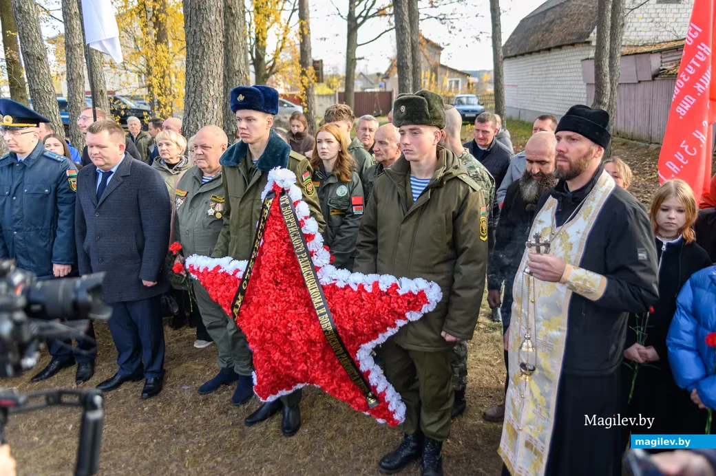 29.10.2026. Братская могила, Полевая улица, Калинино, Сычковский сельский Совет, Бобруйский район,