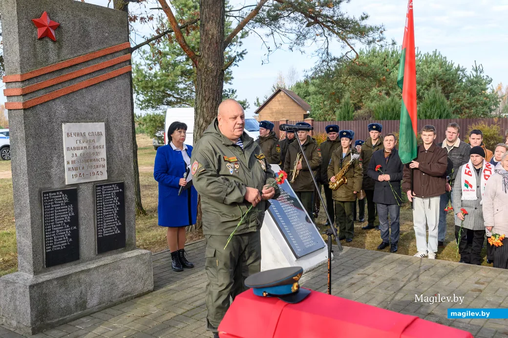 29.10.2026. Братская могила, Полевая улица, Калинино, Сычковский сельский Совет, Бобруйский район,