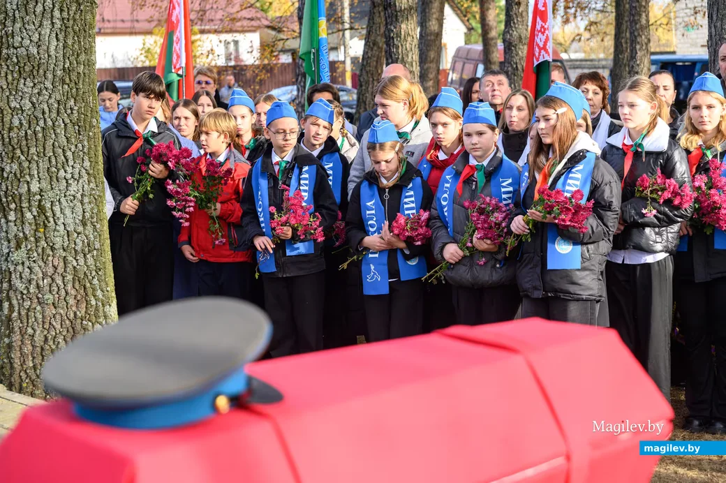 29.10.2026. Братская могила, Полевая улица, Калинино, Сычковский сельский Совет, Бобруйский район,