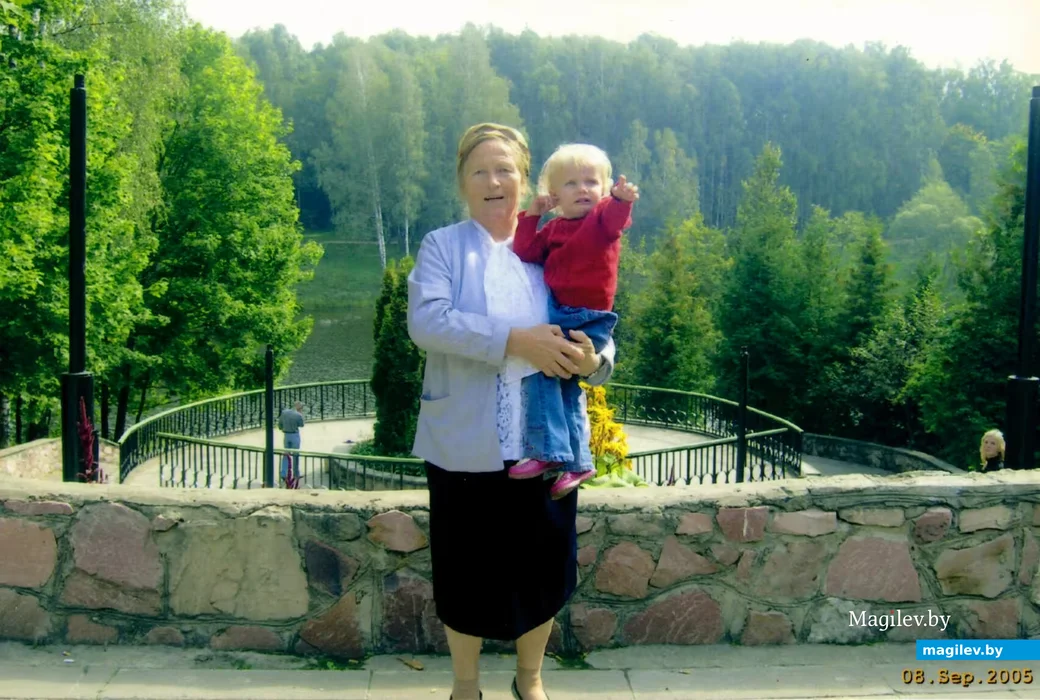 Галина Кирилловна Коваленко с правнучкой Настей в Горках, 2005г.