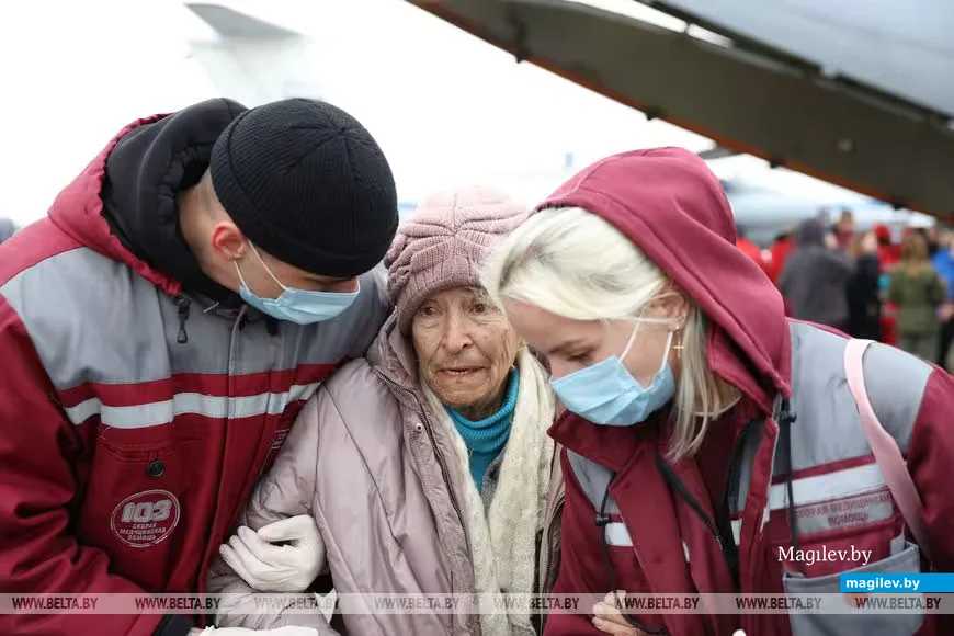 Гомель, 31 октября 2026 года. Три самолета с жителями Алешек прибыли в Беларусь. Фото: БЕЛТА.