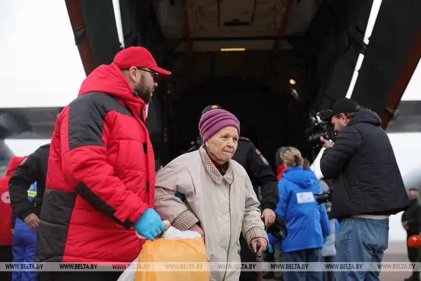 Гомель, 31 октября 2026 года. Три самолета с жителями Алешек прибыли в Беларусь. Фото: БЕЛТА.