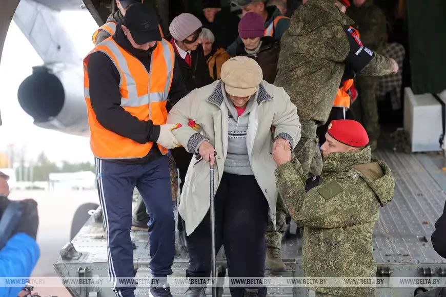 Гомель, 31 октября 2026 года. Три самолета с жителями Алешек прибыли в Беларусь. Фото: БЕЛТА.