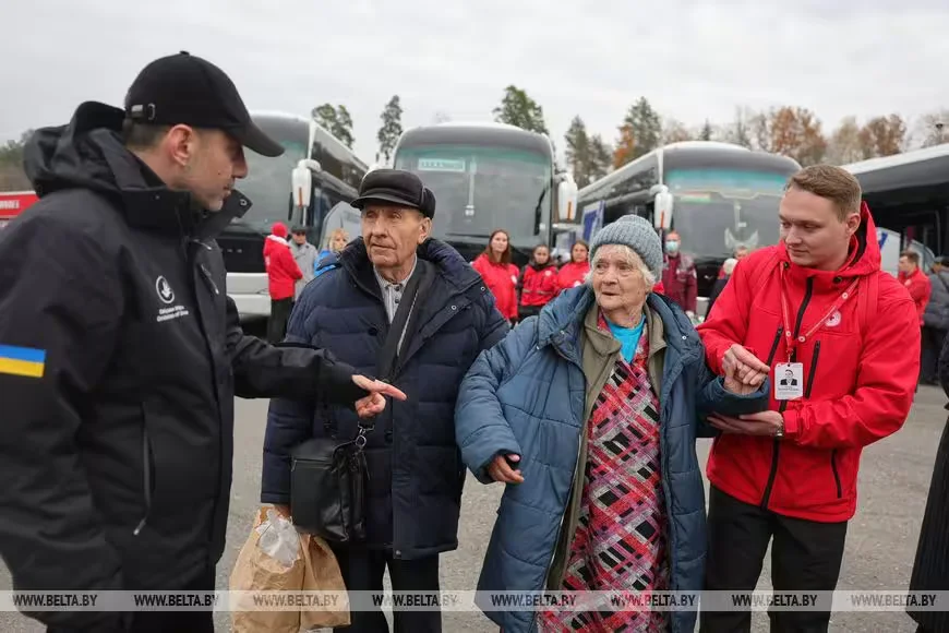 31 октября 2026 года. Жители Алешек выезжают в Украину через пункт пропуска «Новая Гута». Фото: